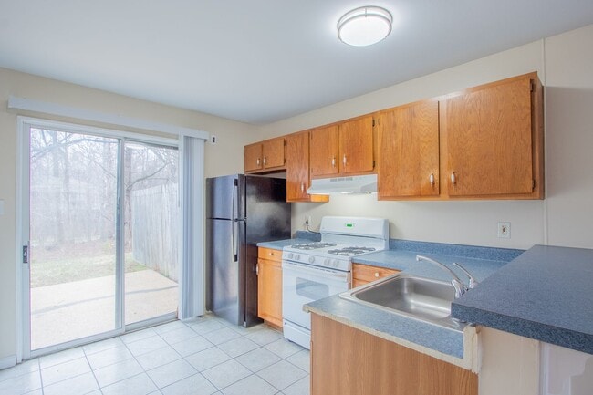 Building Photo - Great - 2 BEDROOM - Bright Open Floor Plan !!