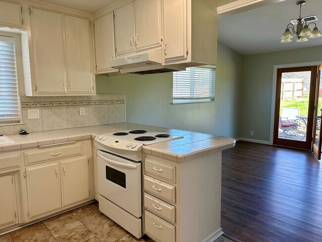 Building Photo - Charming Home with Open Floor Plan in West Redding