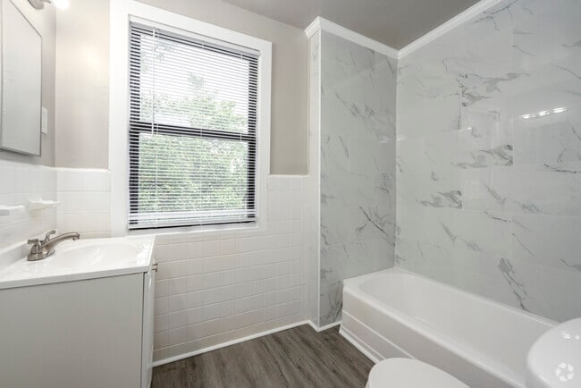 1BR, 1BA – 594SF - Bathroom - Capitol Square Apartments