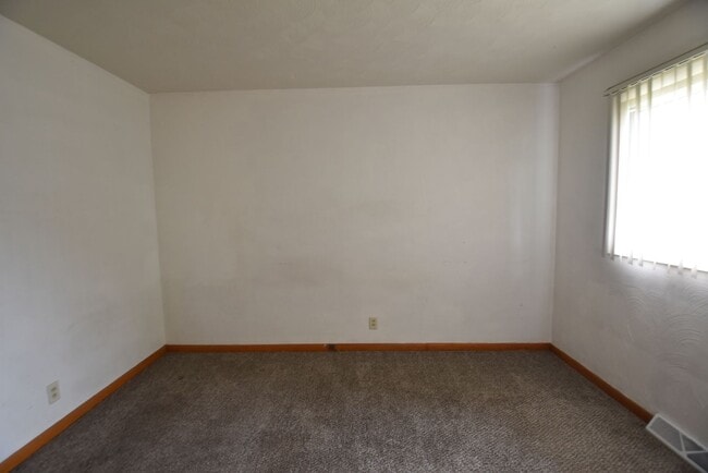 Building Photo - Mishawaka 3 bed 1 1/2 bath by Marion Highs...