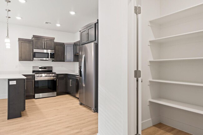 Building Photo - Beautiful 4 bedroom, 3.5 bathroom twin home in St George!
