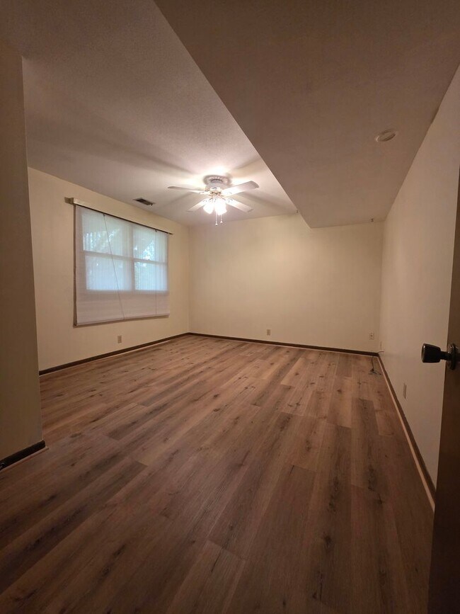 Building Photo - Spacious Four Bedroom Home!