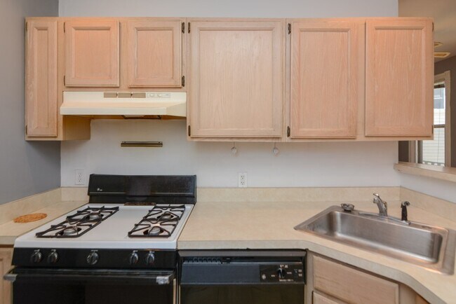 Building Photo - 3113 N Racine Ave