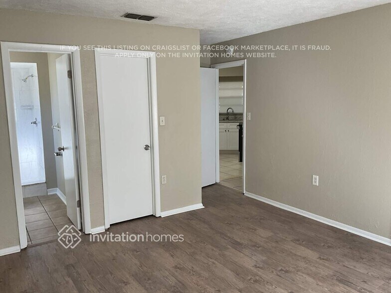 Building Photo - 1726 Lk Crst Ave