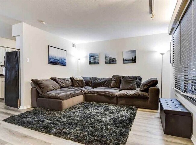 Building Photo - 505 W 7th St