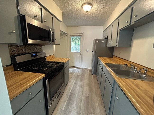Building Photo - SPRING MOVE-IN SPECIAL AND RATE DROP ALERT...