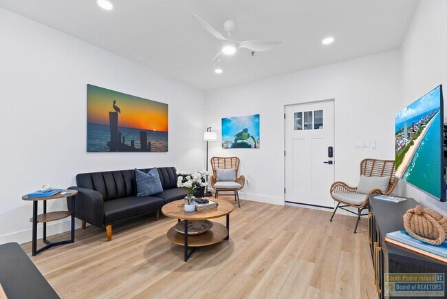 Building Photo - 111 W Sunny Isle Dr