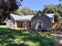 Building Photo - Granite counter tops, stainless steel appliances, luxury primary suite, and a large, fenced yard....