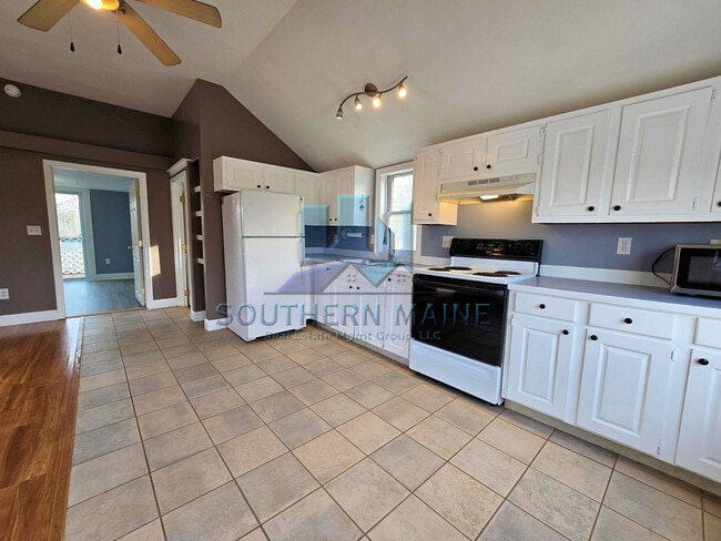 Building Photo - 392 Roosevelt Trail