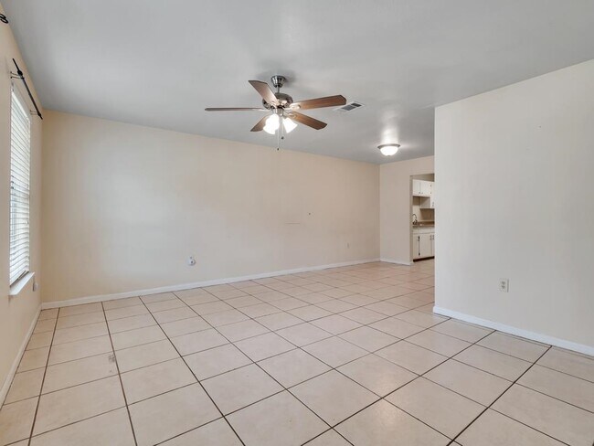 Building Photo - 2221 Timberwood Cir N