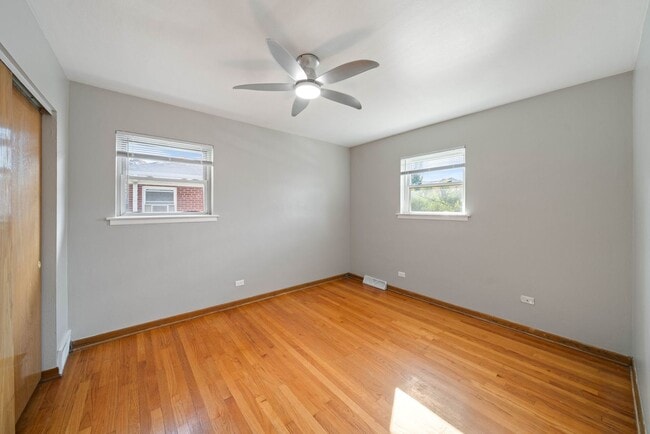 Building Photo - 27 E Thorndale Ave