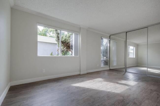 Building Photo - 1 Bed/1 Bath Pacific Beach