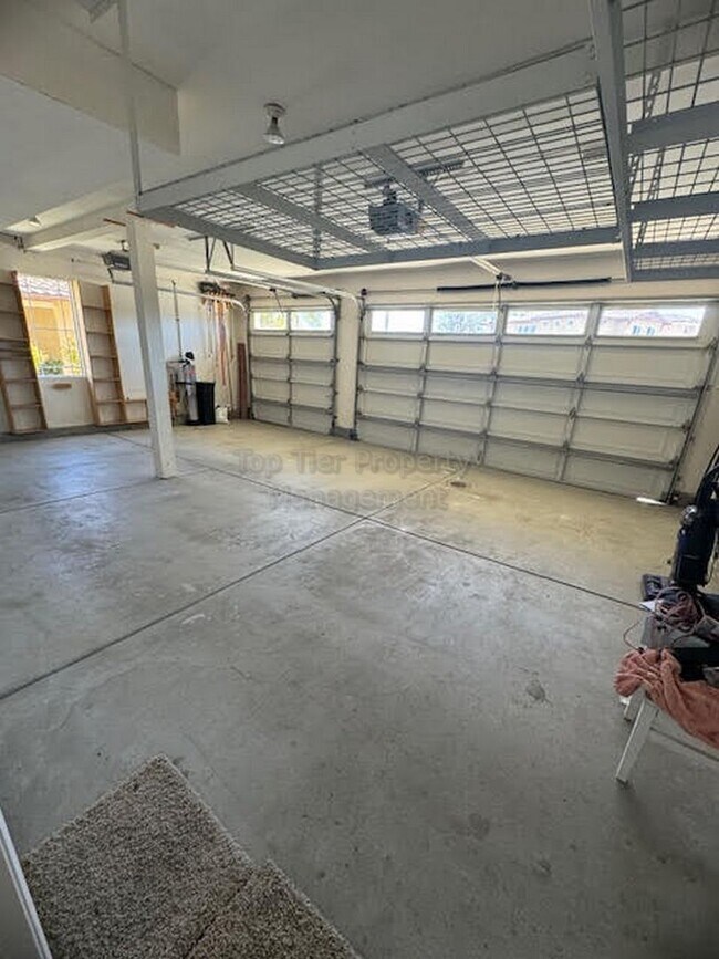 Building Photo - Spacious (5+bed/3bath) Family Home with Hu...