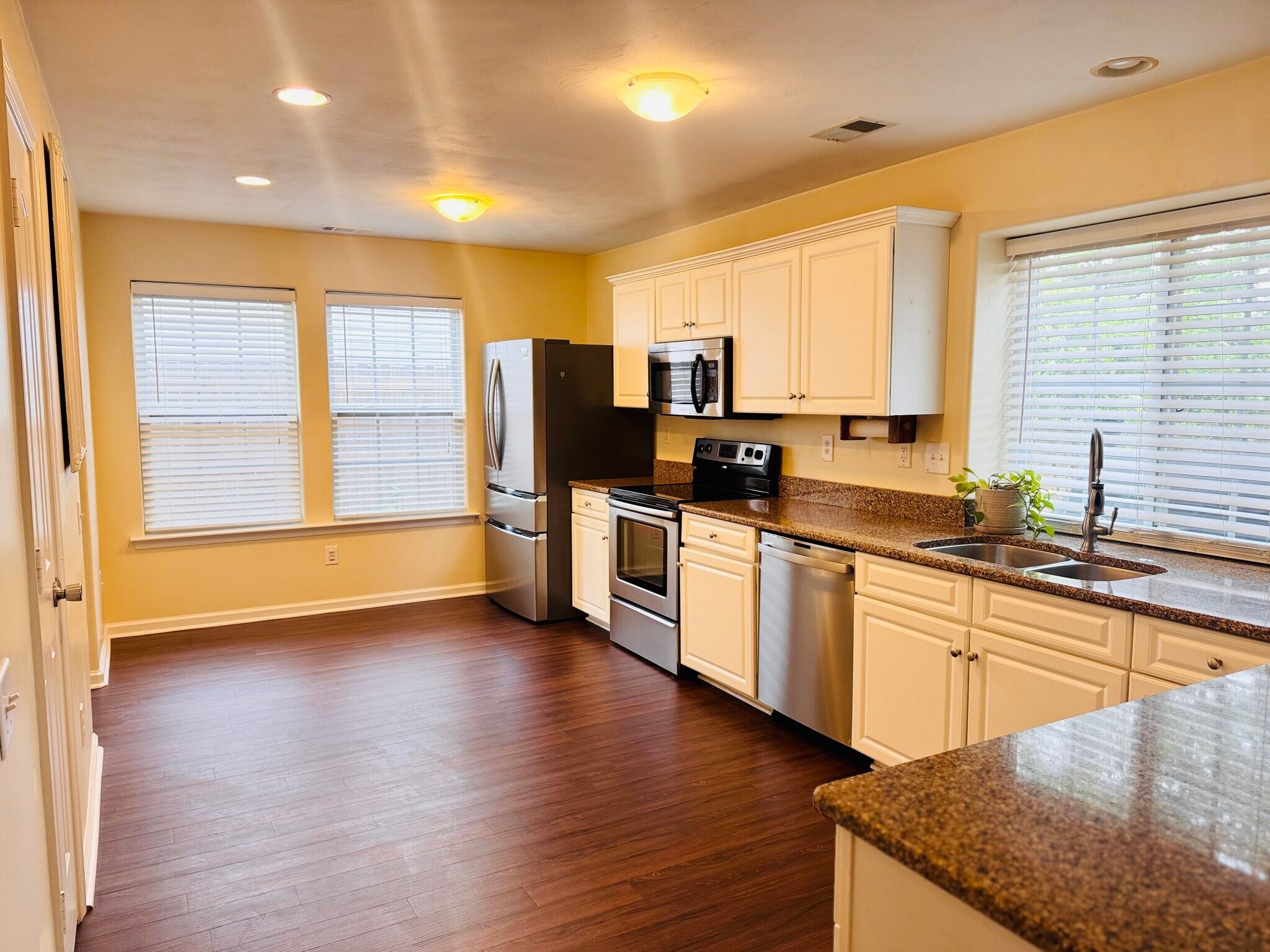 Building Photo - 5545 Bulls Bay Dr