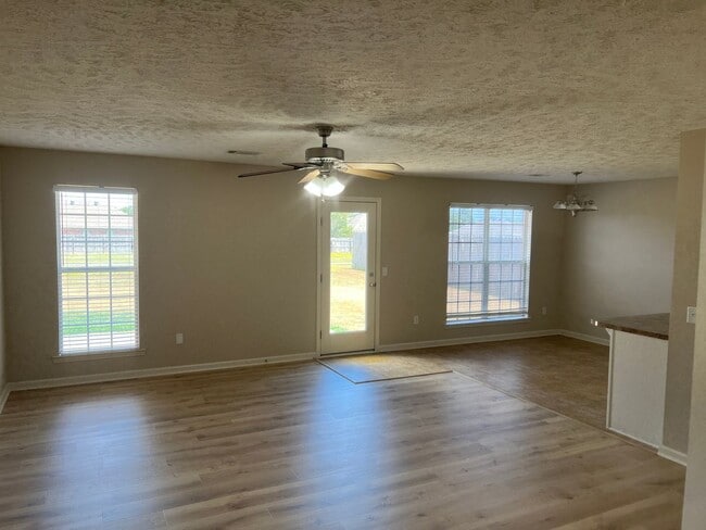 Building Photo - Charming 3 Bed 2 Bath Home