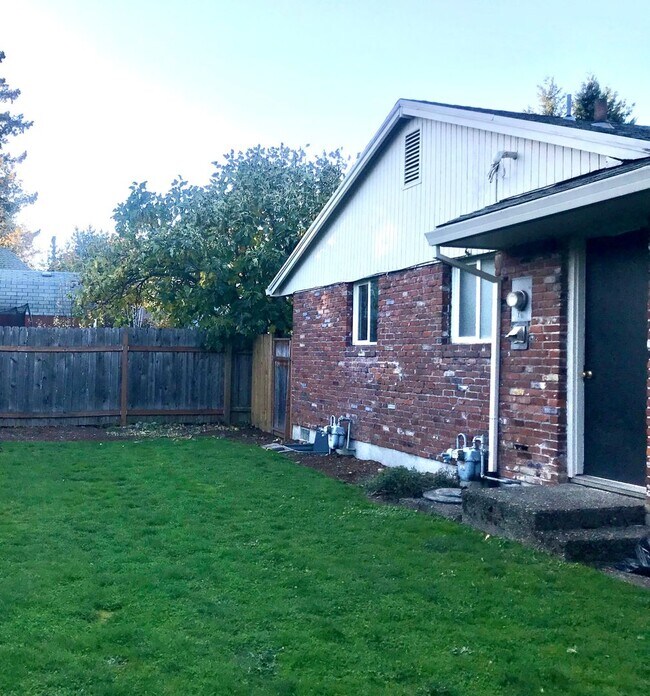 Building Photo - Large 2 Bed, 1 Bath Duplex Apartment with Parking