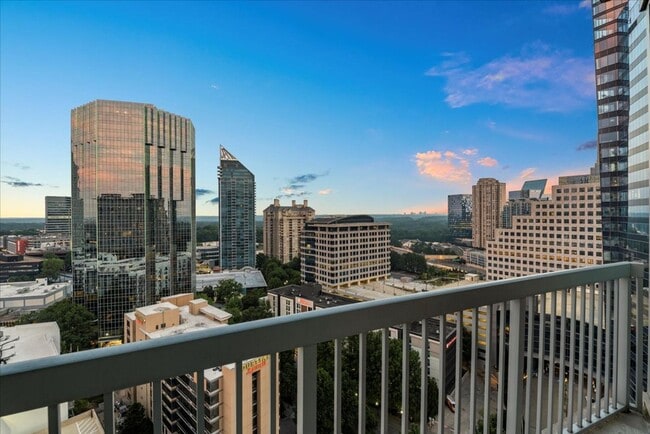 Building Photo - Gorgeous Two Bedroom Condo with Stunning Views of Buckhead!