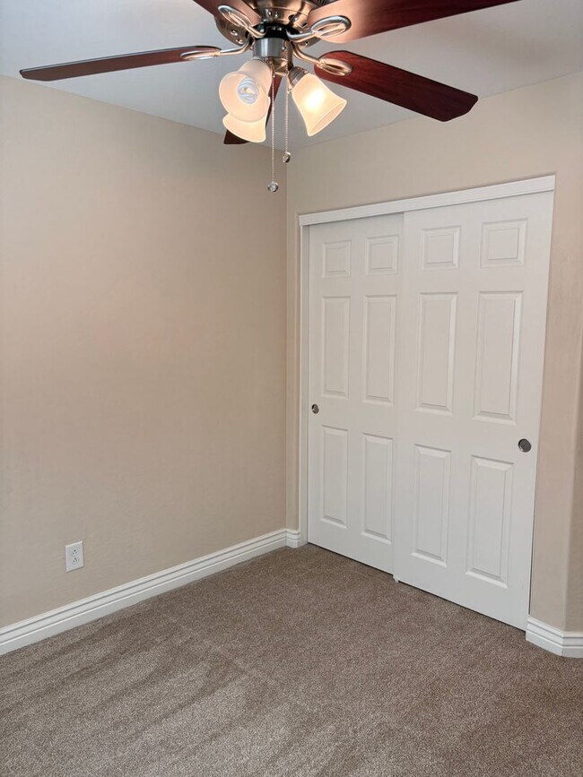 Building Photo - **STUNNING 4 BEDROOM/3 BATHROOM/2 CAR GARAGE/GATED COMMUNITY HOME IN MESA (SOUTHERN & LINDSAY)**