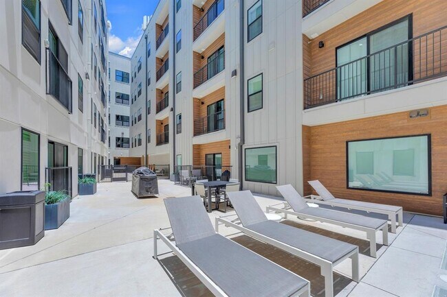 Building Photo - 2500 Longview St