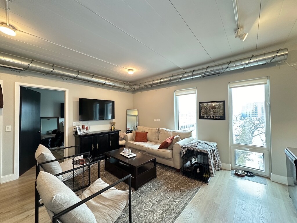 Building Photo - 941 W Belmont Ave