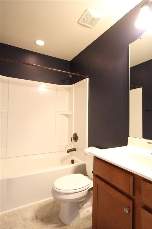 Building Photo - Spacious 3Bedroom Townhome in Thompson Rid...
