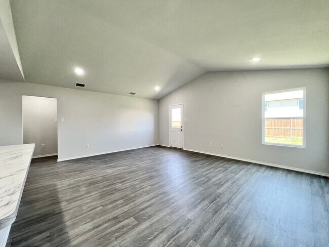 Building Photo - Cozy Home in The Villages of Mayfield