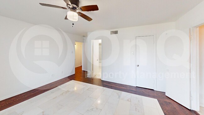 Building Photo - 3612 Lakeside Dr