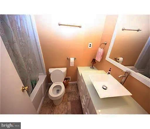 Building Photo - 24 Riverbend Dr