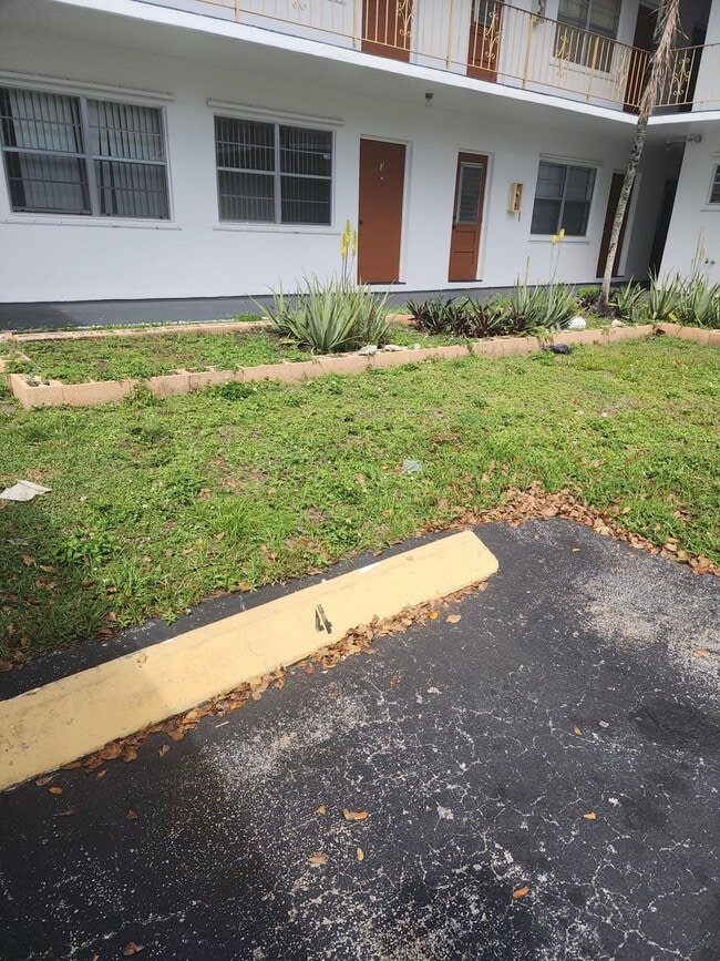 Building Photo - 1007 N 19th Ave