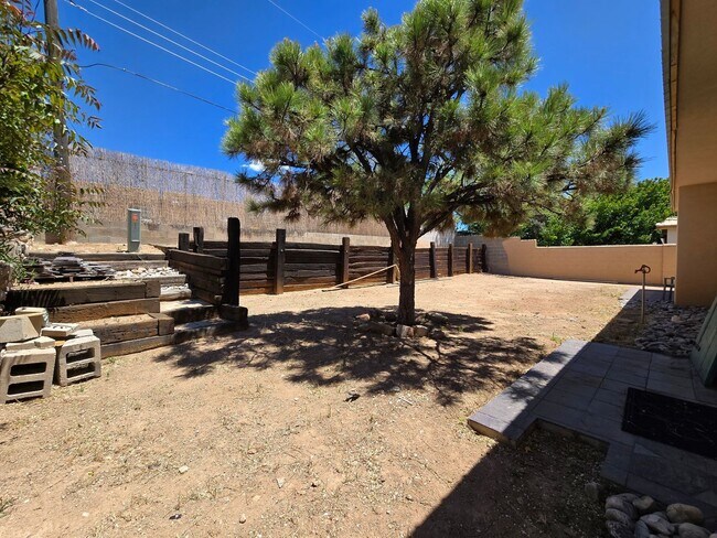 Building Photo - 993 Calle Katarina