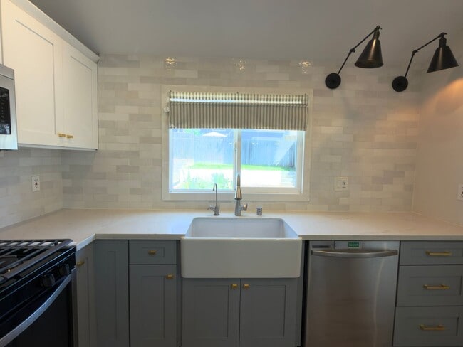 Building Photo - Newly Remodeled 3 bedroom home with AC