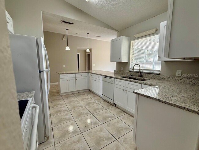 Building Photo - 305 Colonade Ct
