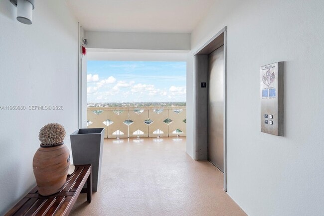 Building Photo - 333 Sunset Dr