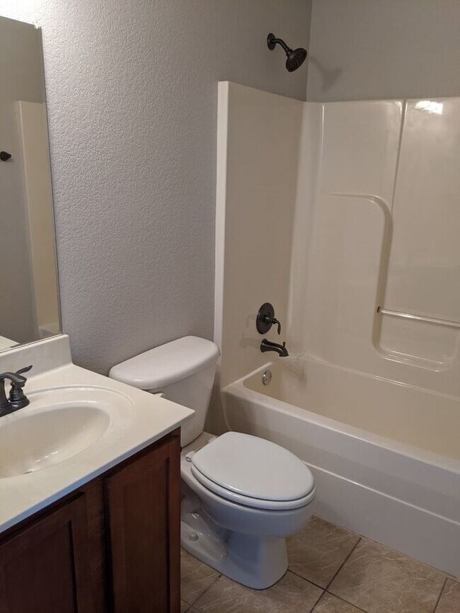 Building Photo - 3 Bedroom, 2 Bath House