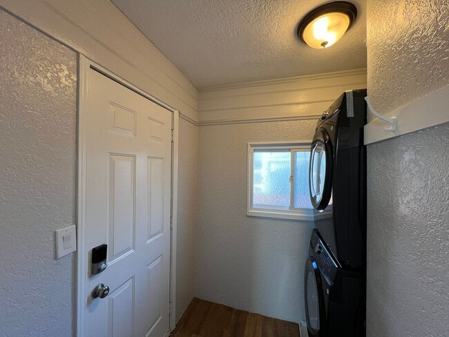 Building Photo - 2 bedroom 1 bath home *MOVE IN SPECIAL*