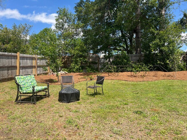Building Photo - 613 Pershing Dr