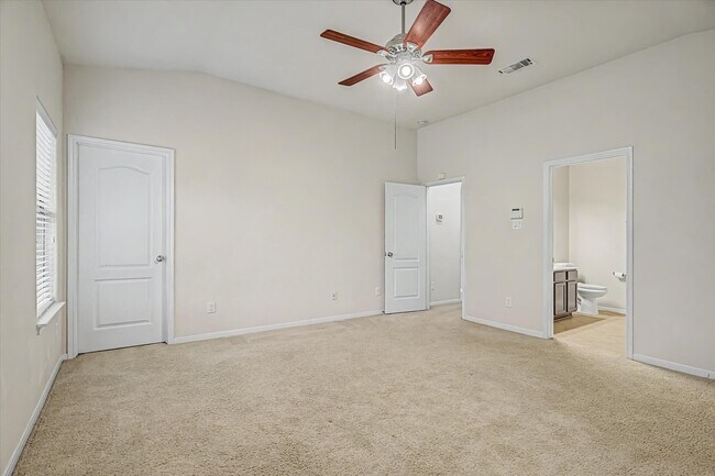 Building Photo - 623 W Newport Bend