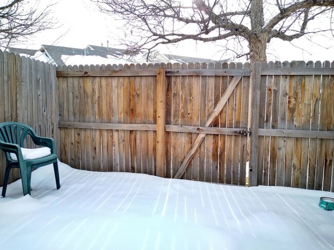 Building Photo - Super 2 Bedroom 2 Bath Townhome with 2 Car Garage Near Aurora Hills Golf Course