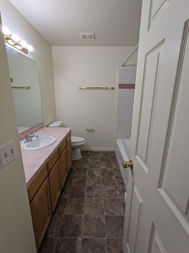 Building Photo - Layton 3 Bed Townhome with Garage & Fenced Yard – 2 Weeks Free!