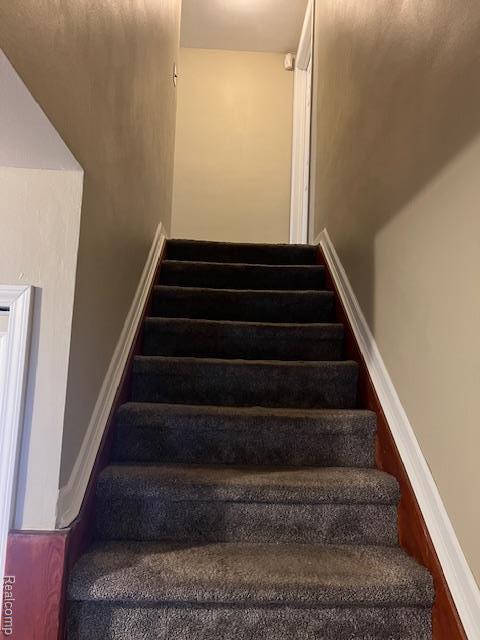 Building Photo - 9118 Riverdale Ave