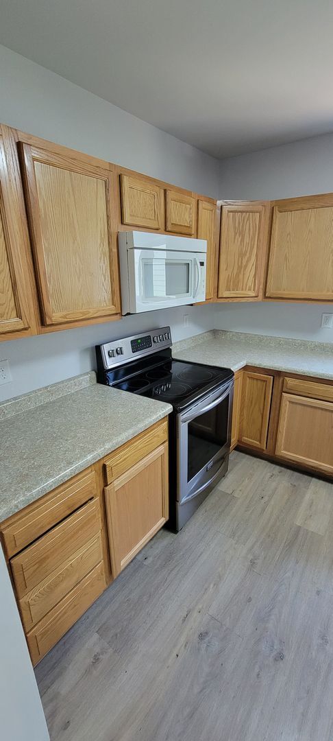 Building Photo - AVAILABLE JUNE 1ST - 2 Bed/ 1 Bath w/ Great Yard!