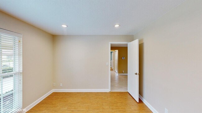 Building Photo - 488 Forestview Dr