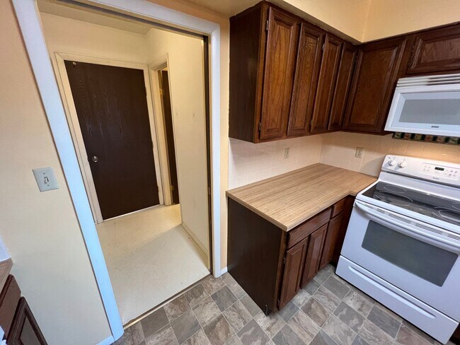 Building Photo - 3 Bedroom, 1.5 Bath Townhome W/ Attached S...