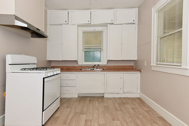 Building Photo - 3814 Roberts St
