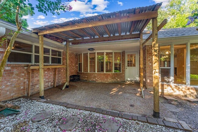 Building Photo - 11 Whittier Dr