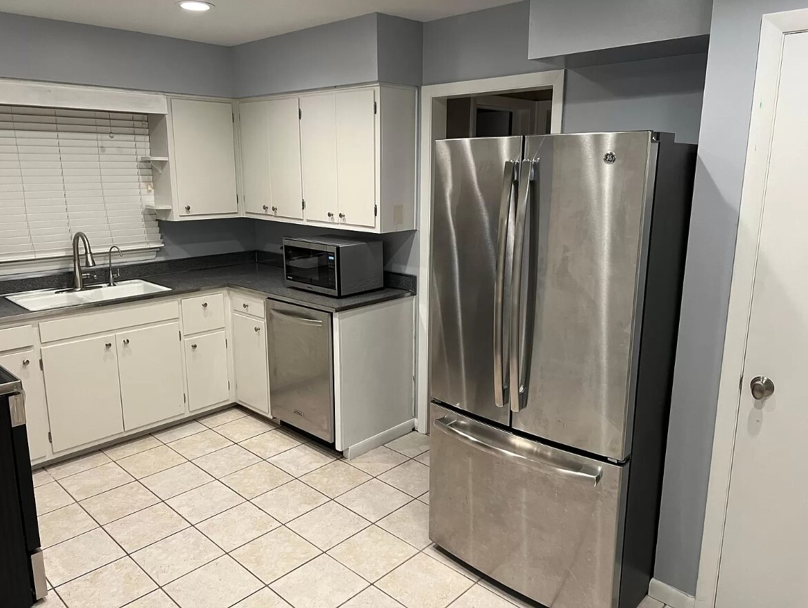 Building Photo - 1120 Ivy Ln