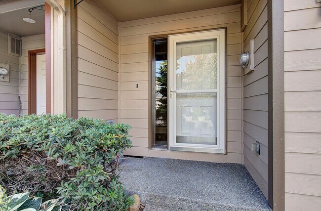 Building Photo - Charming 3 bd 2.5 ba Townhouse - Special! $500 OFF on December Move In!
