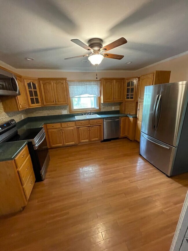 Building Photo - 3 Bed/2 Bath Home with 2 Car Garage