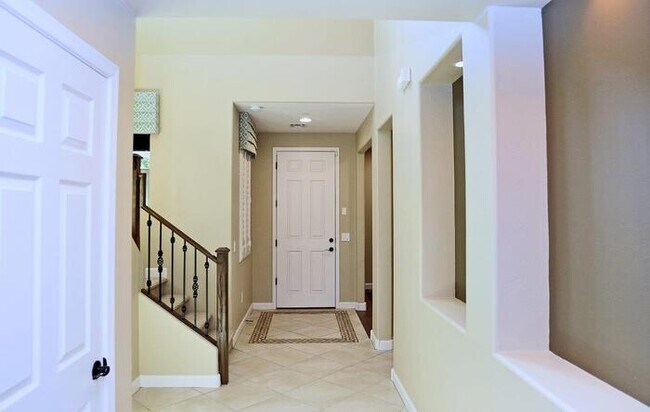Building Photo - Stunning Executive Home (former model) in ...