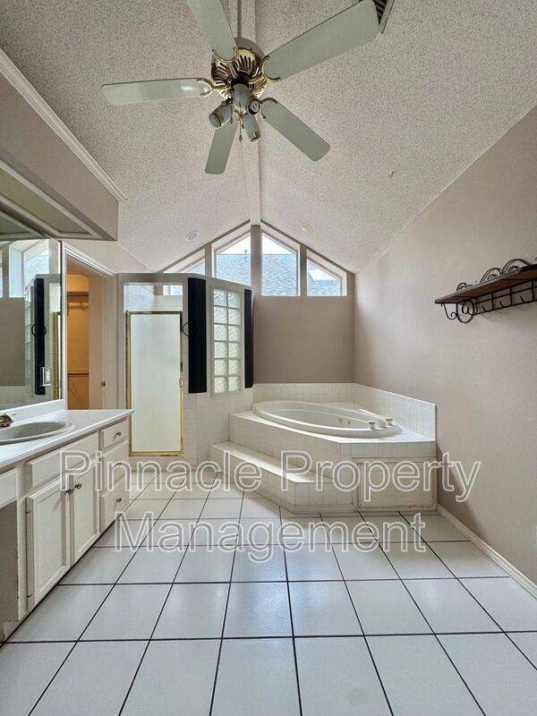 Building Photo - 10 Southridge Dr